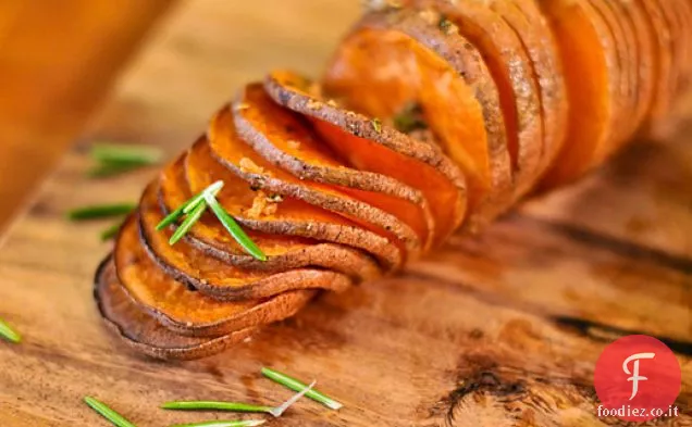 Patate dolci Hasselback alla griglia con rosmarino e aglio