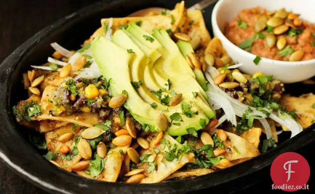 Vegan: Chilaquiles con Pepitas, mais carbonizzato e fagioli neri