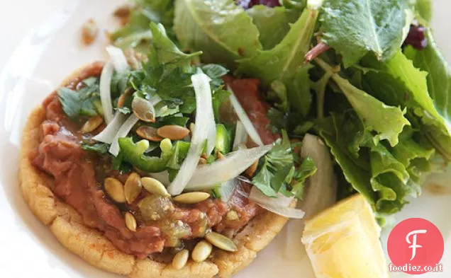 Vegan Sopes con Fagioli fritti e Salsa Verde
