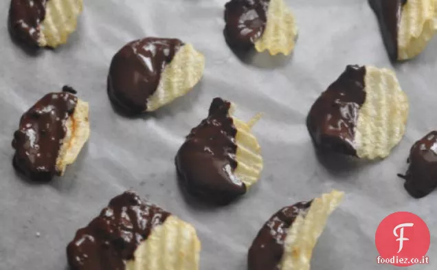 Chips di patate ricoperte di cioccolato