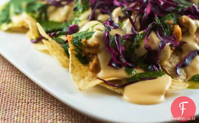 Nachos con cavolo, fagioli e salsa di coriandolo
