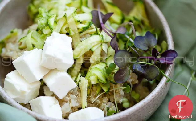insalata di quinoa di zucchine con microgreens / tender greens