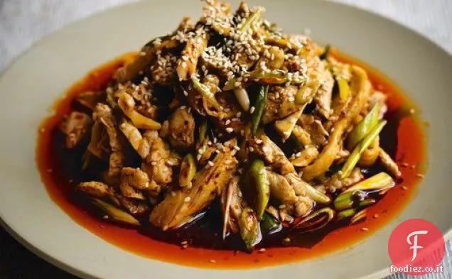 Pollo freddo di Dunlop fucsia con salsa piccante sichuanese (Liang Ban Ji)