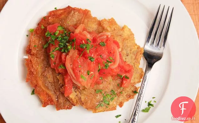 Patacones Con Hogao (Platani fritti alla colombiana con salsa di pomodoro e cipolla)