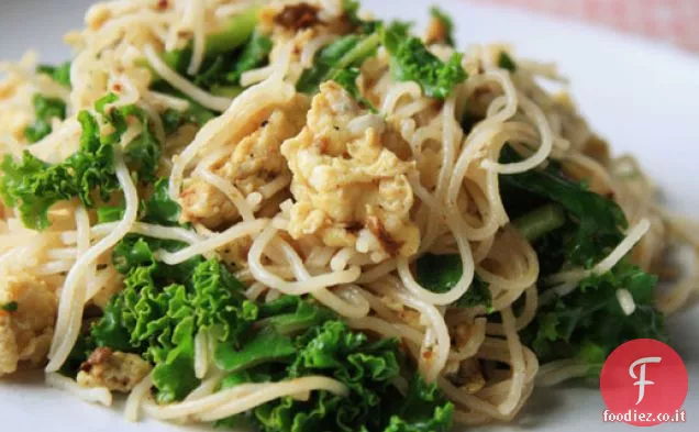 Spaghetti di riso saltati in padella con uova e verdure