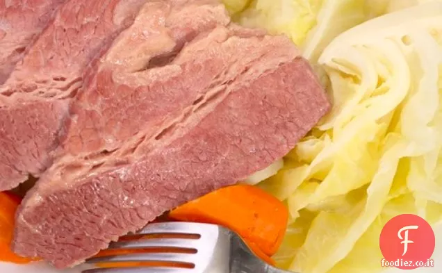 Petto di manzo in scatola, patate, cavoli e carote per il giorno di San Patrizio