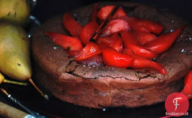 Torta al cioccolato senza farina con pere speziate