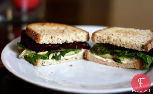 Cena stasera: barbabietola arrosto, formaggio di capra e panini con avocado