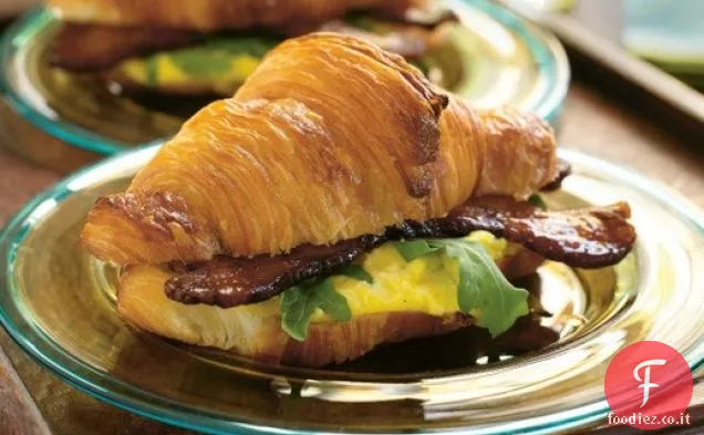 Insalata di uova calde di Suvir Saran su croissant con pancetta Country e rucola