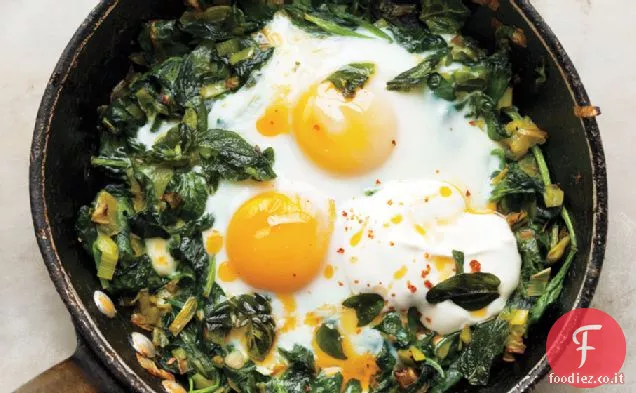 Padella - uova al forno con spinaci, yogurt e olio di peperoncino