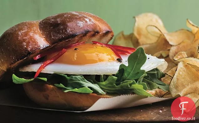 Panino all'uovo d'anatra con spinaci e crema di Chipotle