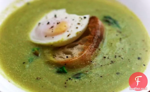 Cena stasera: zuppa di asparagi con uovo su pane tostato