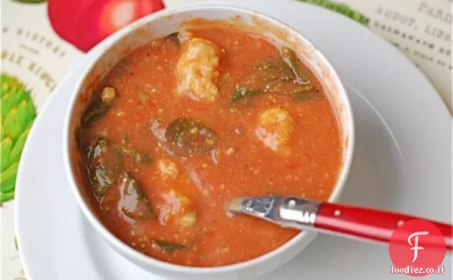 Zuppa di salsiccia e spinaci a cottura lenta con gnocchi di farina di mais