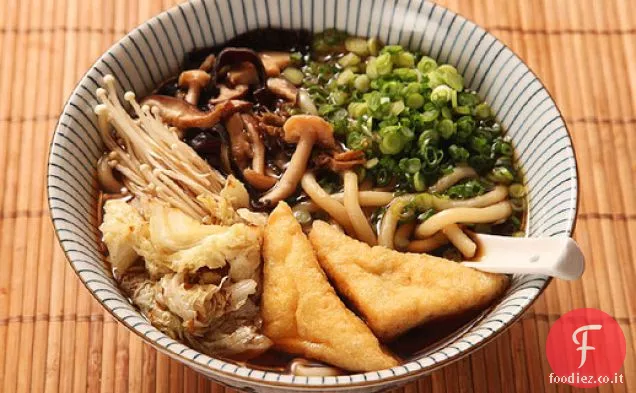 Udon giapponese con brodo di funghi e soia con funghi saltati in padella e cavolo (vegano)