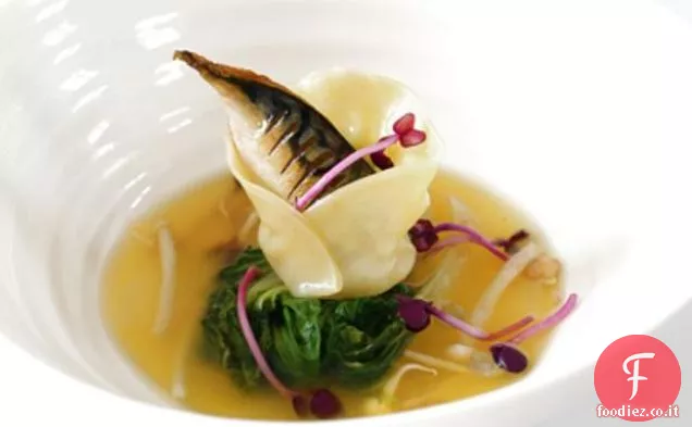 Brodo di pera Schezuan con gnocchi di sgombro