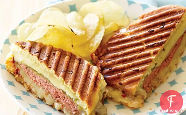 Roast Beef e formaggio alla griglia a due cile su involtini di cipolla