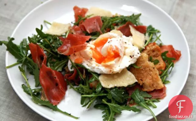 Cena stasera: Insalata di pane con Speck, parmigiano e uovo in camicia