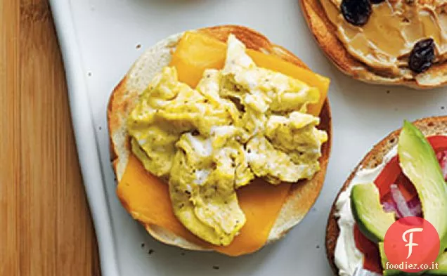 Bagel di uova strapazzate e formaggio