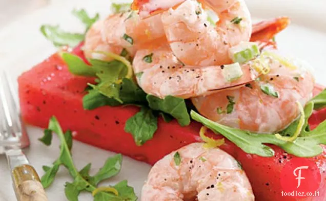Insalata di gamberetti sopra cocomero piccante