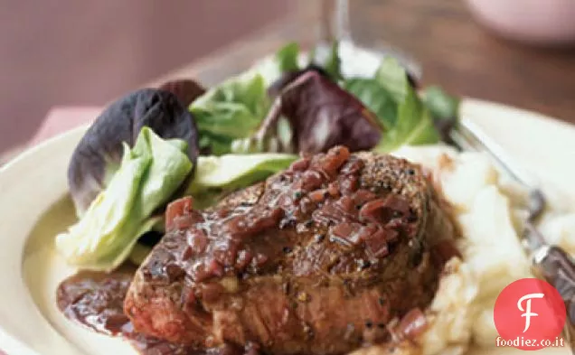 Filetto di manzo scottato in padella con salsa di pepe verde