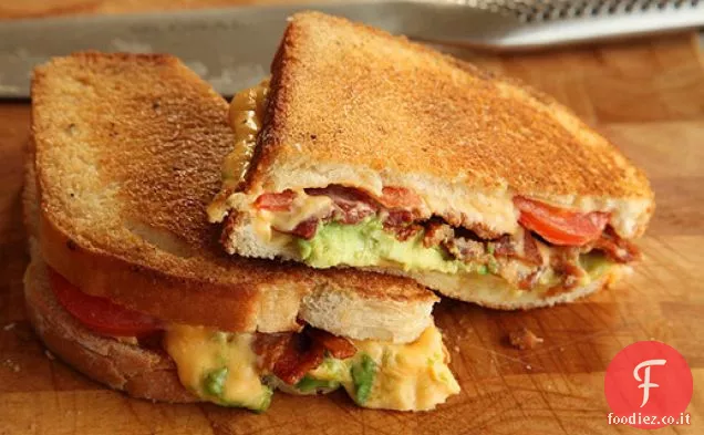 Formaggio grigliato con pancetta, pomodoro e avocado
