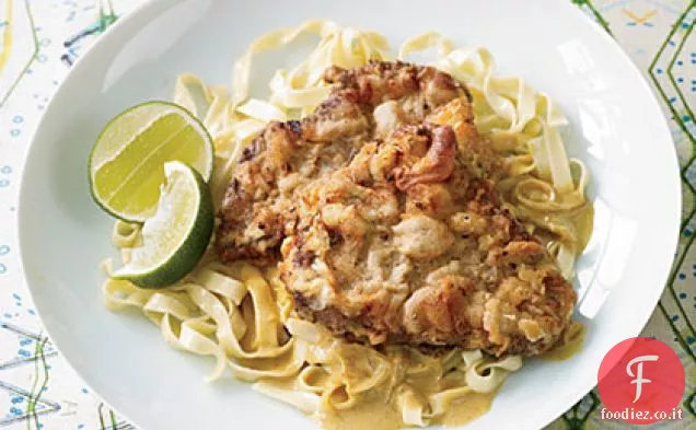 Bistecca di pollo fritto con sugo di curry occhi rossi