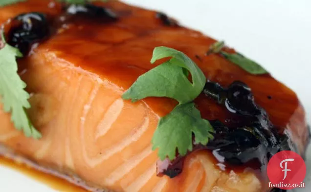 Acero e salmone glassato di soia con aglio e zenzero
