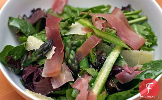 Cena di stasera: asparagi rasati, piselli e insalata di prosciutto
