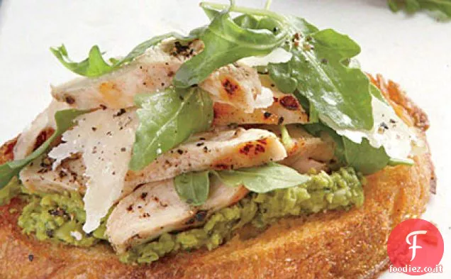 Panini di pollo a faccia aperta con crema di piselli verdi e parmigiano