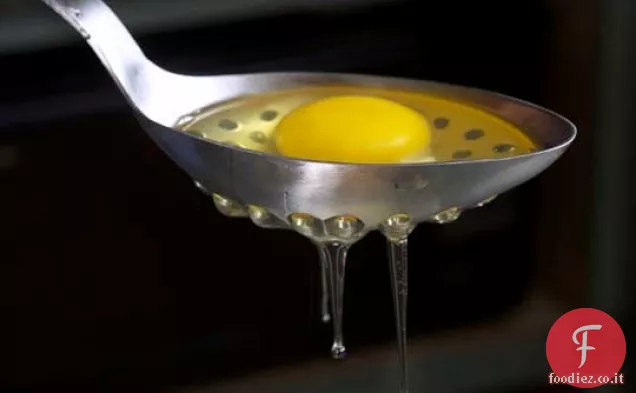 Uovo in camicia con spinaci saltati per due
