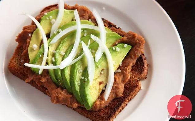 Toast con fagioli fritti e Avocado (Vegan)