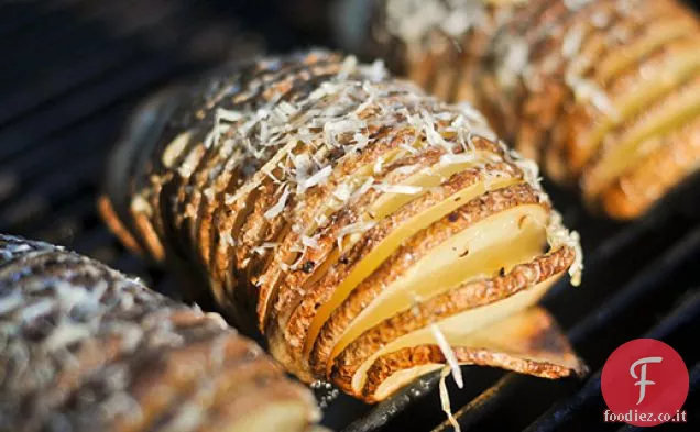 Grigliate: Patate Hasselback con aglio e parmigiano