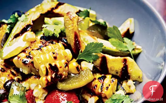 Mais alla griglia, poblano e insalata di fagioli neri
