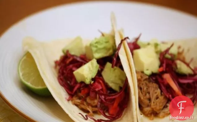 Mangia per otto dollari: tacos di maiale a cottura lenta con crunch di cavolo rosso e avocado