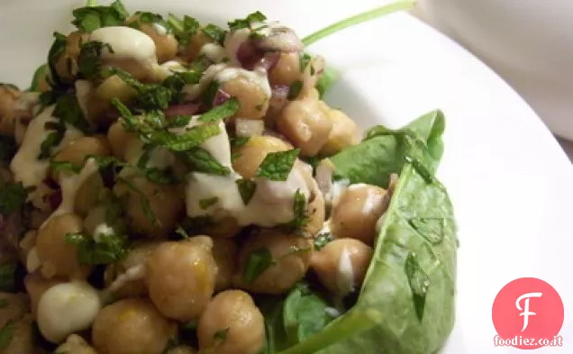 Insalata di ceci e spinaci con vinaigrette di cumino e yogurt all'arancia
