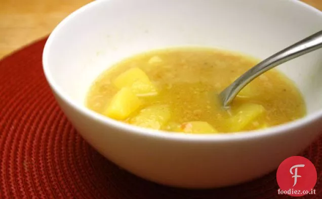 Zuppa di patate con mandorle fritte