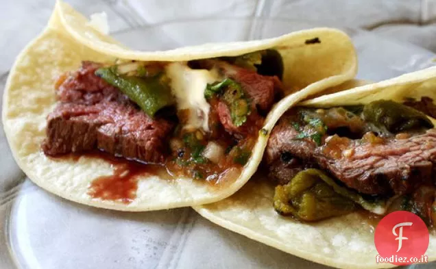 Tacos di bistecca con pomodoro arrosto Salsa verde Cile