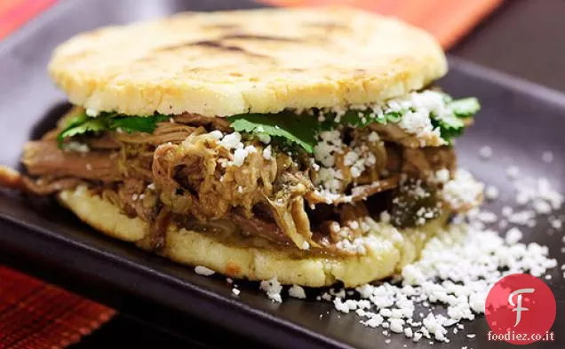 Arepas alla venezuelana con carne di maiale tirata (Arepas Rumberas)