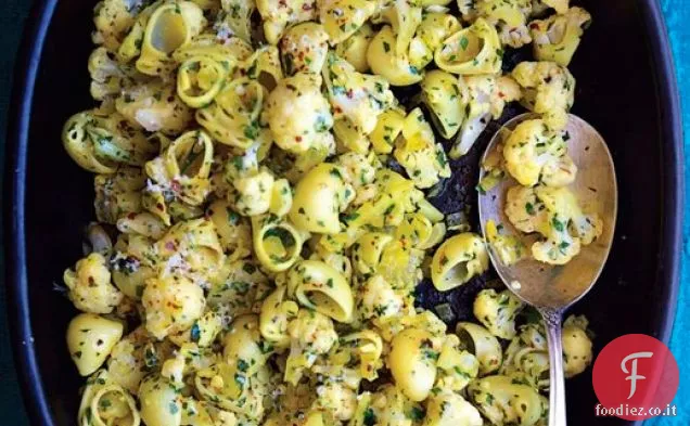 Cavolfiore di Deborah Madison con zafferano, fiocchi di pepe, un sacco di prezzemolo e pasta