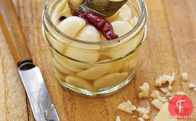 Aglio in salamoia con peperoncini