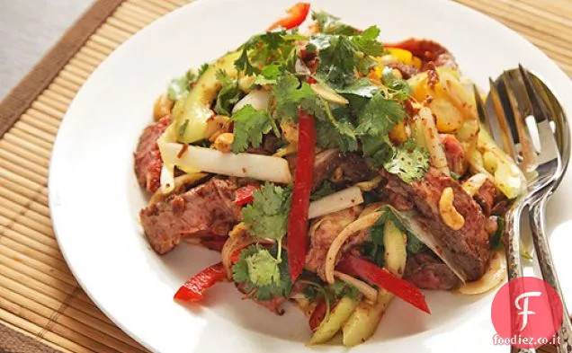 Insalata di bistecca con cetriolo, peperoni e salsa di pesce piccante Vinaigrette
