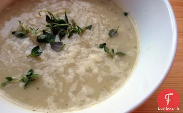 Francese in un lampo: spessa zuppa di sedano rapa con Gruyère