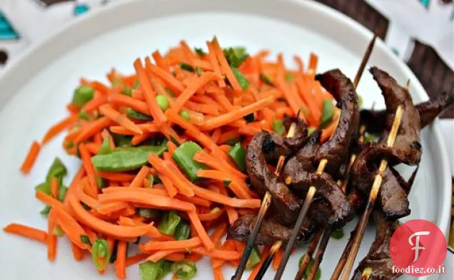 Spiedini di controfiletto vietnamita con insalata di carote piccante