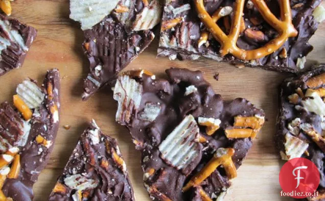 Sale affumicato Pretzel e patatine fritte Corteccia di cioccolato