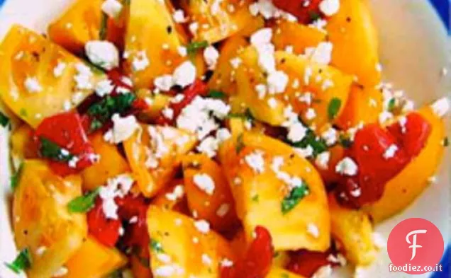 Sano e delizioso: insalata di pomodoro giallo con pepe rosso arrosto, feta e menta