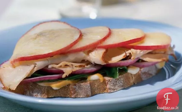 Panino di tacchino a faccia aperta con mela e Havarti