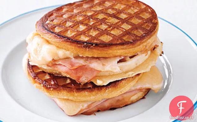 Panini con waffle al prosciutto e formaggio alla griglia