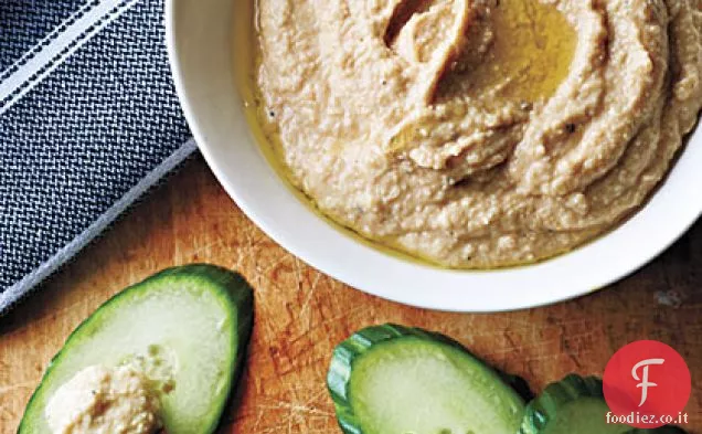 Hummus di burro di arachidi con mestoli di cetriolo