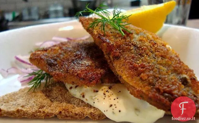 Aringa fritta su pane croccante con salsa tartara