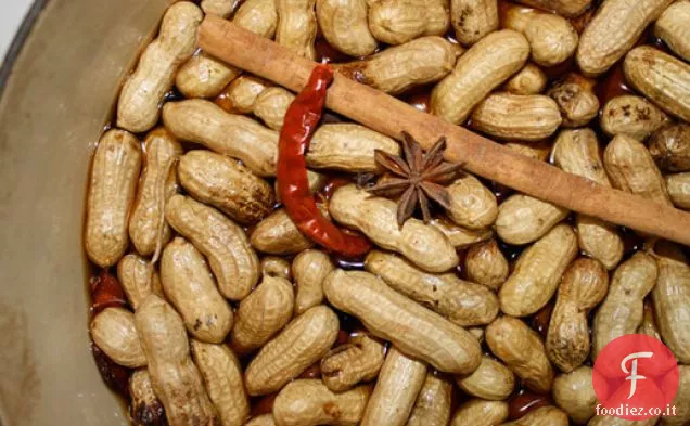 Arachidi bollite cinesi